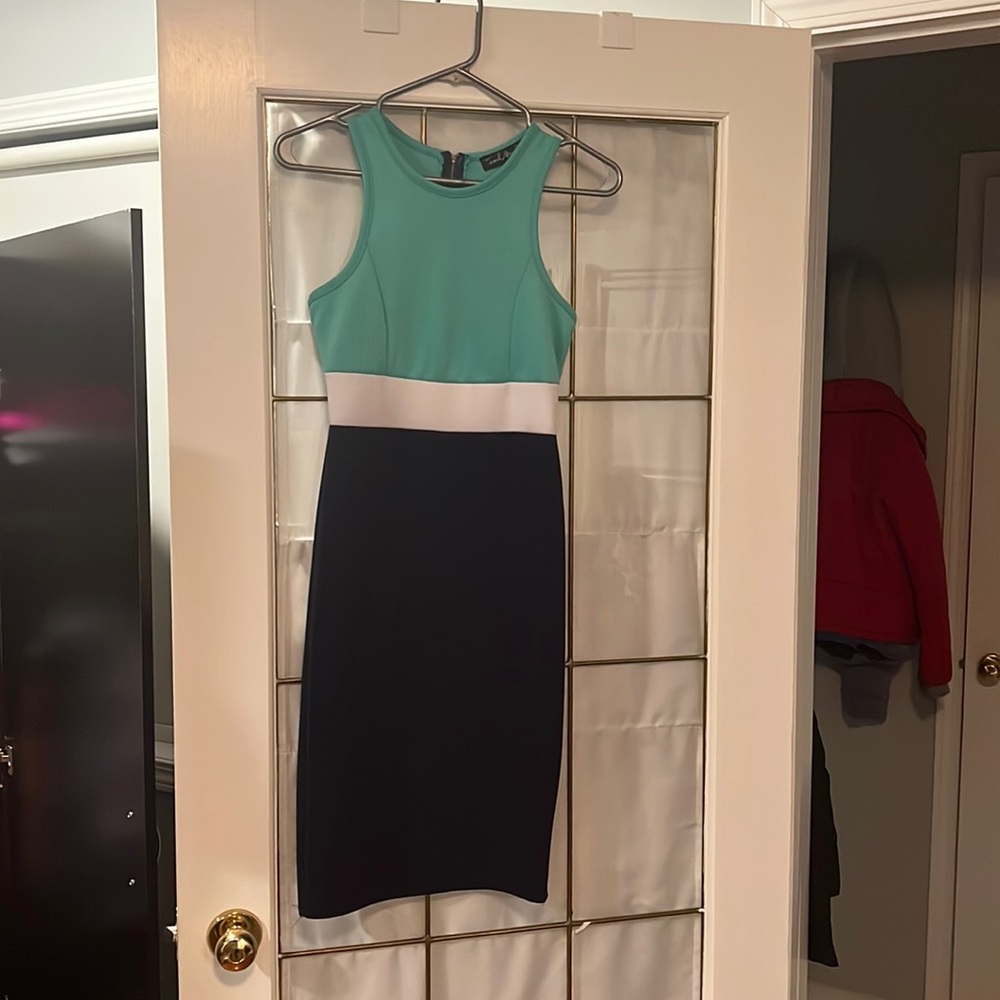 Simple formal sleeveless dress.